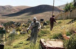Bayburt’ta mezarlıklar bayrama hazırlanıyor