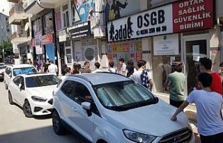 Bedava ehliyet için uzun kuyruk