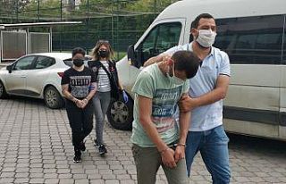 Bekçiler tarafından uyuşturucuyla yakalan 2 kişi...