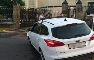 Belarus’ta bir araç Rus Büyükelçiliğinin girişine...