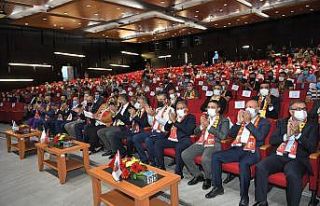 Berna Gözbaşı: "Hayaller Van Persie, gerçekler...