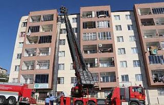 Beş katlı binanın çatı katında yangın çıktı