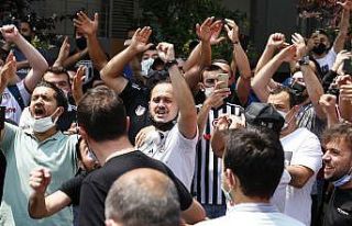 Beşiktaş taraftarları Sergen Yalçın’ın evinin...