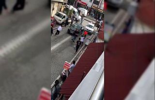 Bıçakla çevreye saldıran genci mahalleli tekme...