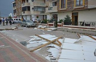 Biga’da aniden çıkan fırtına çatı uçurdu