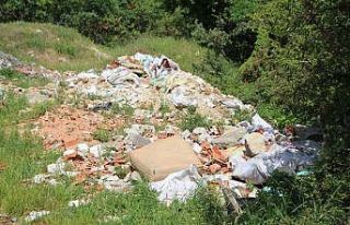 Bilecik’te kaçak dökülen moloz yığınları...