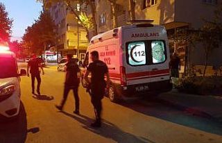 Binadan atlamak isteyen kadını polis ikna etti
