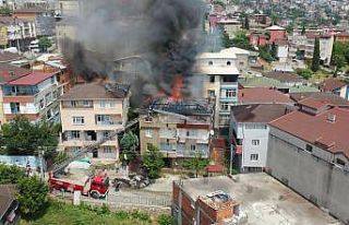 Binanın çatı katında çıkan ve üç binaya daha...