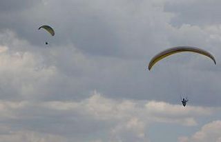 Bingöl’de bin 800 rakımdan atlayan yamaç paraşütçüleri...