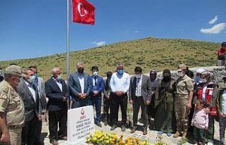 Bingöl’de depremde şehit olan korucu kabri başında...