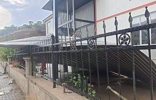 Bingöl’de fırtına atölyenin çatısını uçurdu