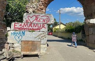 Binlerce yıllık surlar ilân-ı aşk tahtasına...