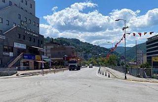 Bir günlük kısıtlamada cadde ve sokaklar boş...