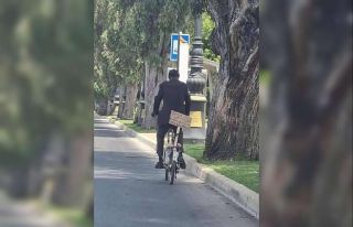 Bisikletine “iş arıyorum” pankartı asıp sokak...