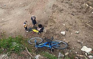 Bisikletiyle 10 metrelik uçurumdan düşen çocuk...