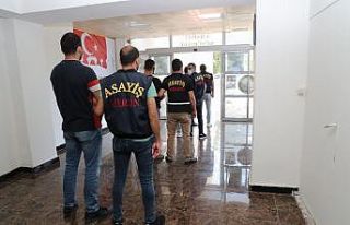 Bitcoin hesabı için adam kaçıran 4 şüpheli polis...