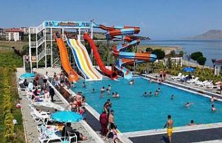 Bitlis’in ilk aquaparkı Tatvan’da açıldı
