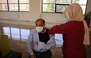 Bitlis’te belediye personeline korona virüs aşısı