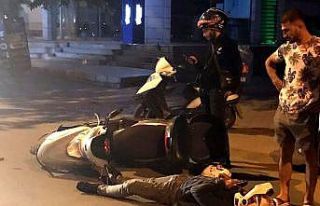 Bomboş yolda iki motosikletli kurye kaza yaptı,...