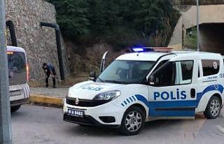 Boş arazide alkol alan şahıslar polis ekiplerine...