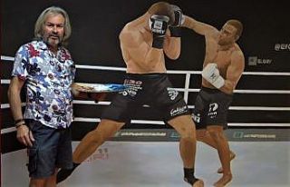 Boş bulduğu duvara resim yapıyor