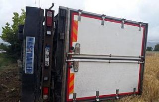 Burdur’da kamyon şarampole yuvarlandı: 2 yaralı