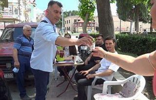 Burdurlu esnaftan yerli turistlere çay jesti