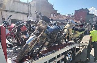 Burhaniye’de polis tescilsiz motosikletleri topladı
