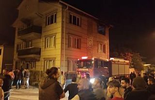 Bursa’da 3 katlı binada korkutan yangın