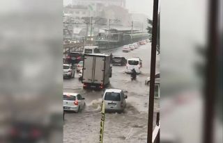 Bursa’da sağanak yağış yolları göle çevirdi