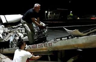 Bursa’da tıra arkadan çarpan sürücü araç içinde...