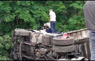 Bursa’da virajı alamayan kamyon şarampole yuvarlandı