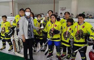 Buz hokeyinde yıldızlar ve minikler madalyalarını...