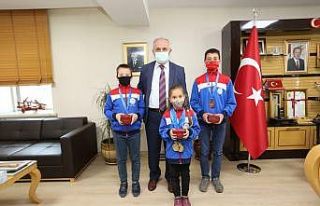 Buz pateninin başarılı kardeşlerine tebrik