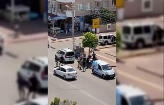 Cadde ortasında yumruklu sopalı kavga