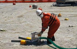 Caddebostan Sahili’nde deniz salyası temizliği...