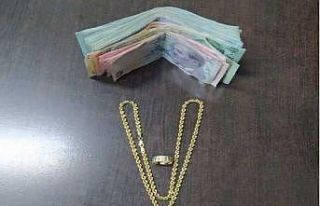 Çaldığı altınlarla kaçamadan yakalandı