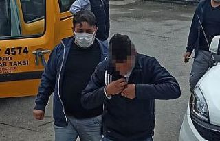 Çaldığı malları taksiye yüklerken yakalanan...