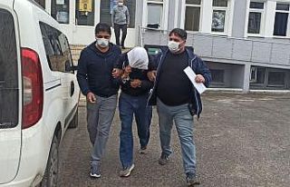 Çaldığı malları taksiye yüklerken yakalandı