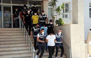 Çaldıkları sosyal medya hesaplarıyla vatandaşı...