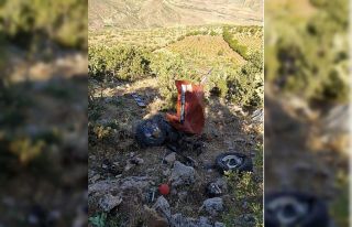 Çalışır halde park edilen traktör hareket ederek...