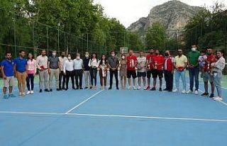 Can Üner Tenis Yaz Turnuvası’nda kupalar sahiplerini...