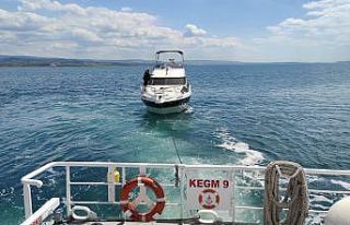 Çanakkale Boğazı’nda arızalanan tekne rıhtıma...