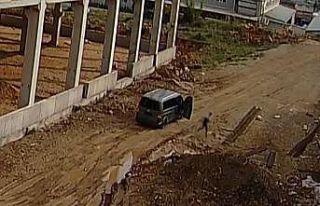 Cezaevine giden babaya kızlarından adliye önünde...