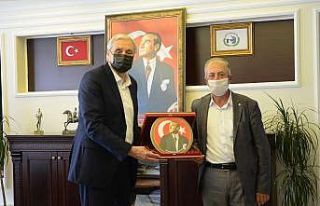 Çiçeği burnundaki muhtarla bir araya geldi