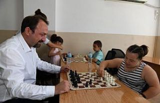 Çiğli Belediyesinden çocuklara satranç takımı...