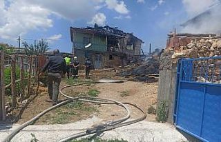 Çıkan yangında bir ev ve çok sayıda saman balyası...