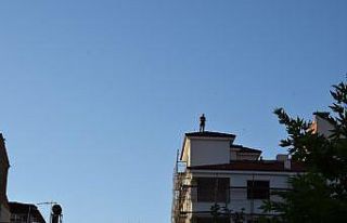 Çıktığı çatıdan kendi indi, arkadaşını çıkardı
