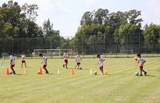 Çocuklar futbolu eğlenerek öğreniyor