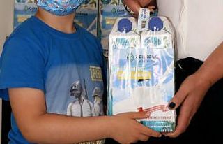 Çocuklara süt dağıtımı